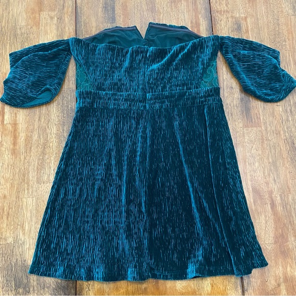 Lulus Crushing On You Emerald Green Velvet Off-the-Shoulder Mini Dress L - Picture 8 of 15